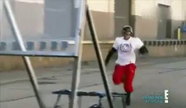 Gros fail pendant une tentative de record du monde où il veut traverser 10 vitres