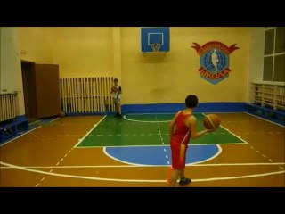 Баскетбол броски мяча в кольцо в движении