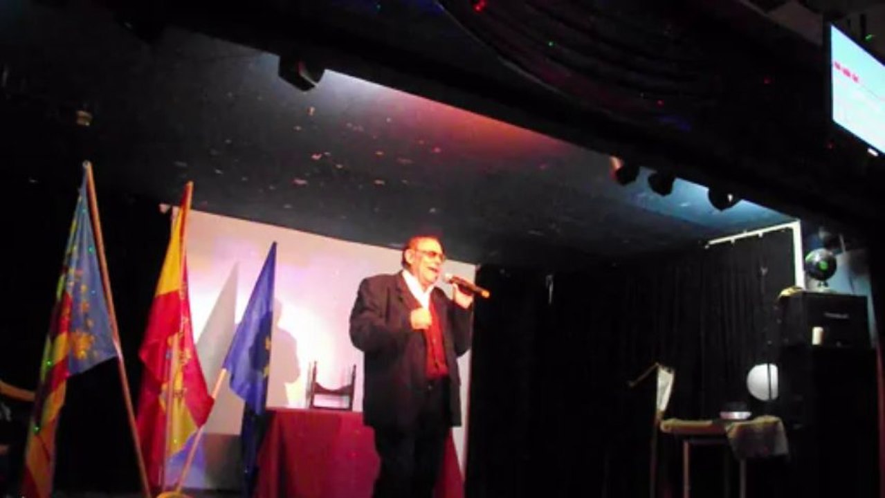 POESÍA DEL MEDITERRÁNEO-MARIANO PEÑA ALBARES CANTANDO EN EL KARAOKE DE LOS VIERNES DE POESÍA DEL MEDITERRÁNEO-15-12-2013