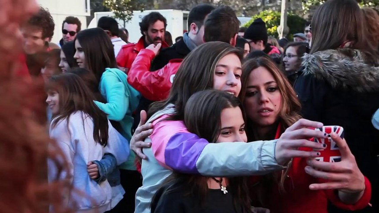 Flashmob "Hoy No Me Puedo Levantar" en Plaza Es...