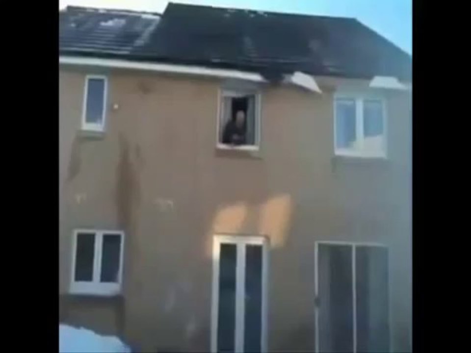 Dziadek strąca sople z dachu