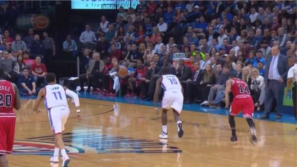 D.J. Augustin tacle involontairement l’arbitre