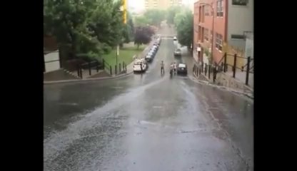 Longboarder skate sous la pluie et s'éclate contre un voiture!