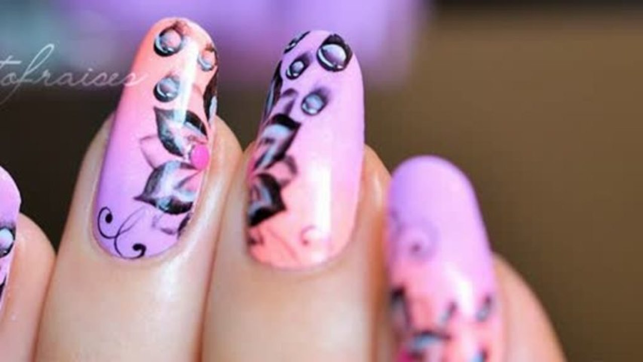 Nail art TIE & DYE fluo, fleurs futuristes et bulles