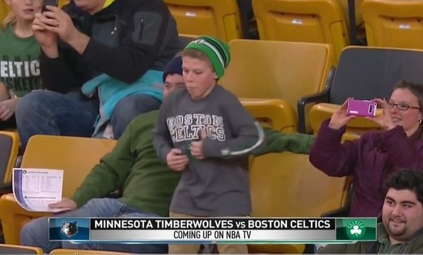 Un fan des Boston Celtics danse comme un ouf dans les tribunes !!