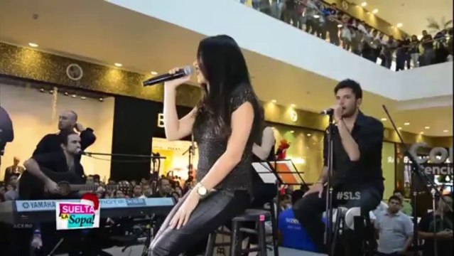 Maite Perroni realizo una firma de autografos