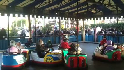 Alexis et Emilie decouvrent auto tamponneuses 2013-12-14