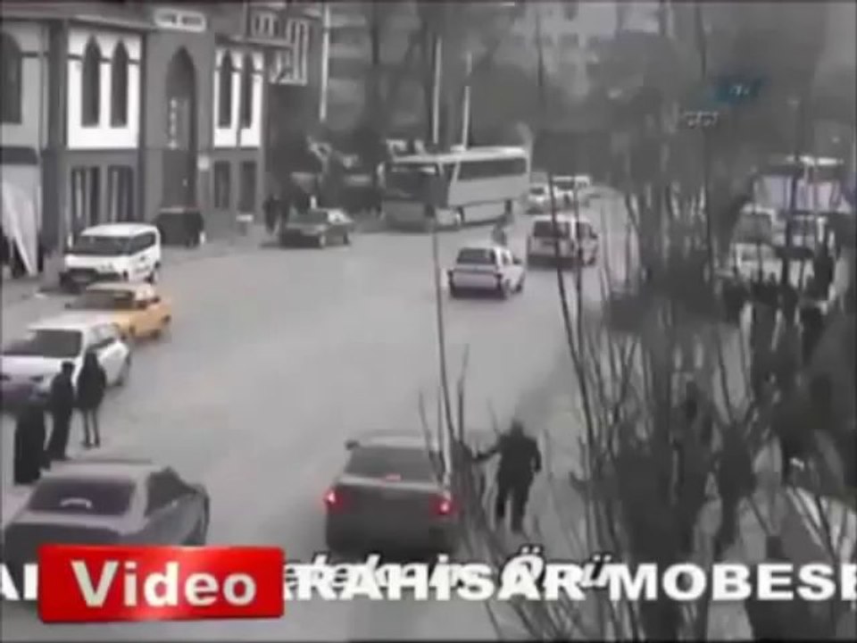 cadde ortasında eğlence üçlü araba kazası Araba Kazaları - 2013