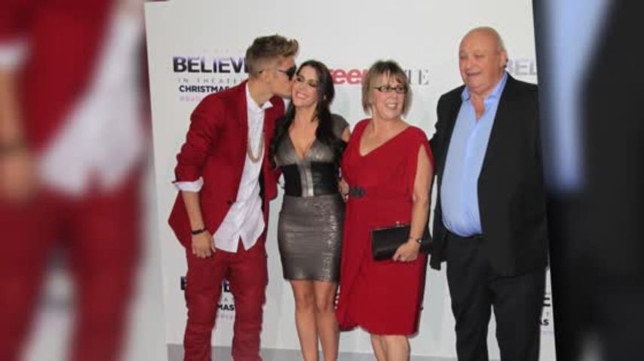 Justin Bieber küsst seine Mutter Pattie auf Believe Premiere