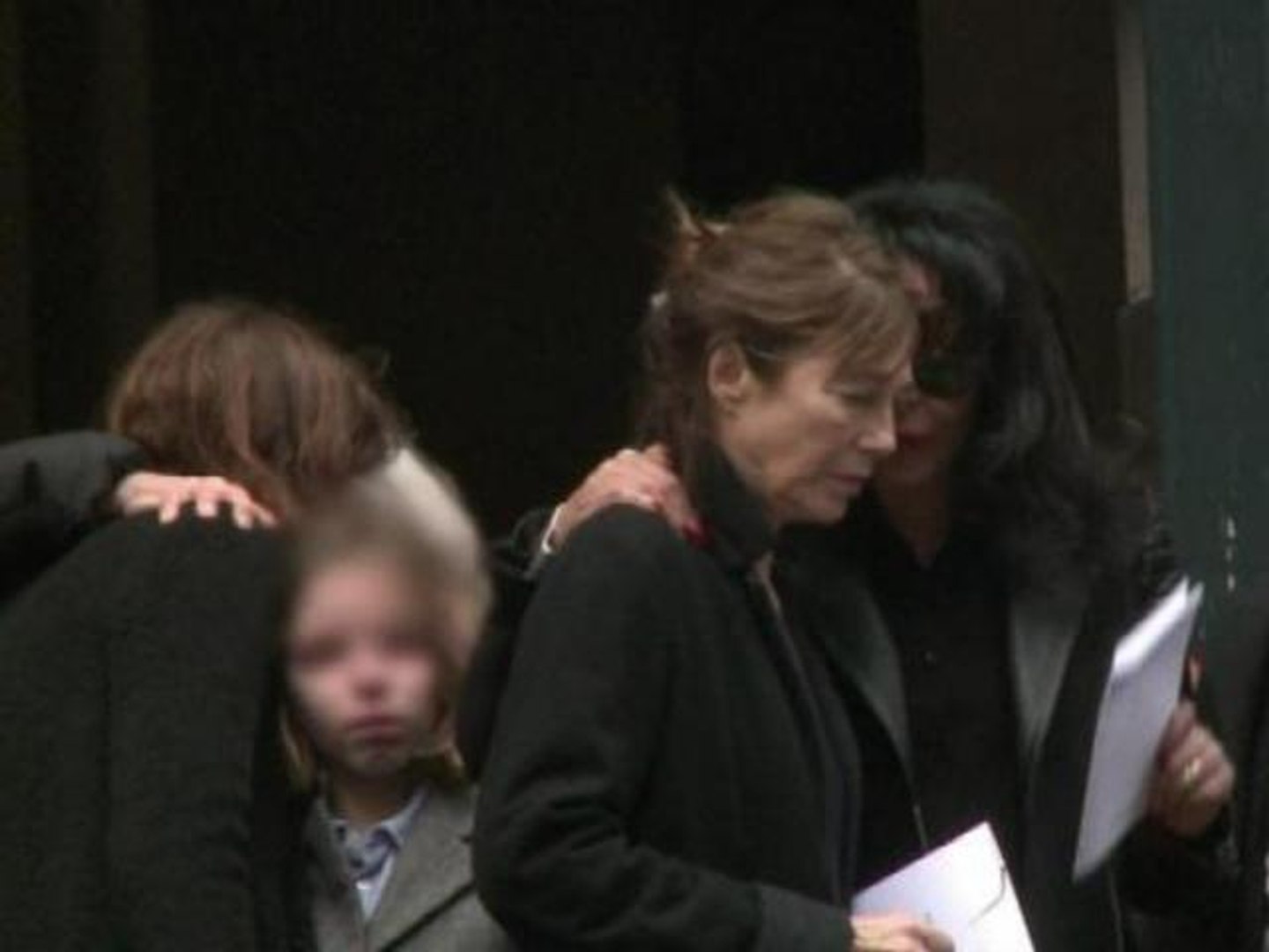 L'immense chagrin du clan Birkin aux funérailles de Kate Barry - 19/12 -  Vidéo Dailymotion