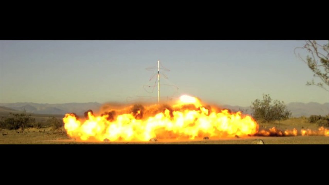 Un sapin de NOEL en feu! Belle explosion de sapin!