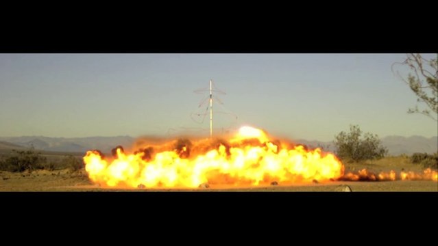 Un sapin de NOEL en feu! Belle explosion de sapin!