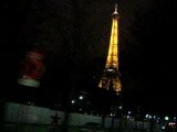 La tour Eiffel s'illumine