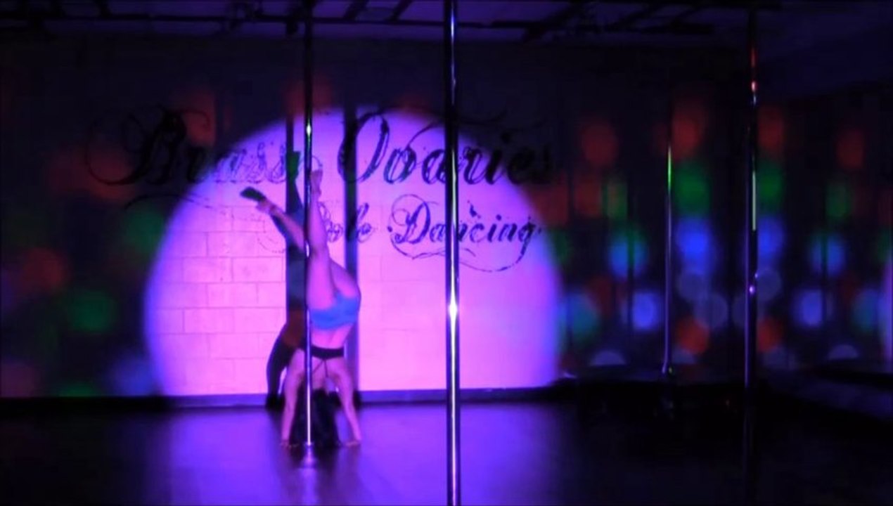 Angie  Pole dance chile