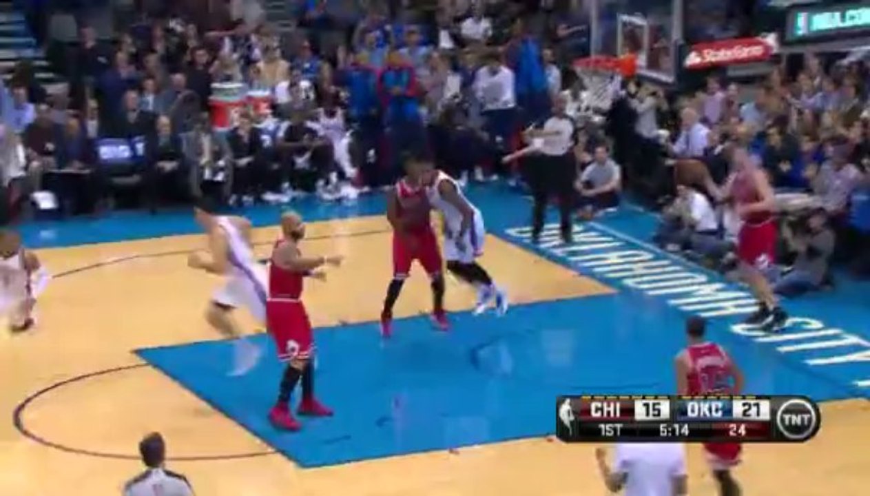 雷霆的快攻 ~ Westbrook 第一時間 touch pass 給 Durant 輕鬆上籃!