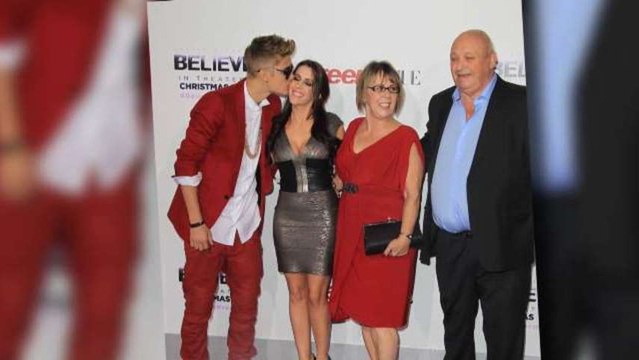 Justin Bieber Kisses His Mom at Premiere