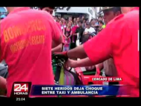 VIDEO: ambulancia choca contra estación del Metropolitano en Cercado de Lima