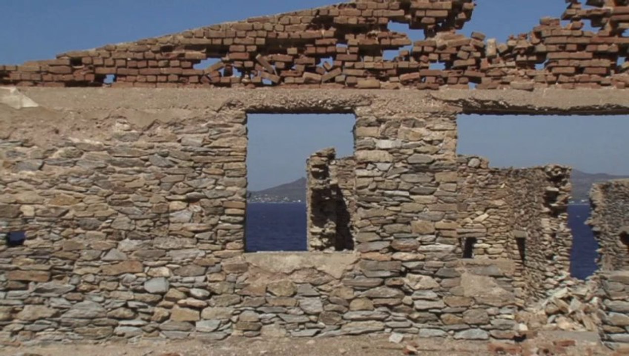 COMME DES LIONS DE PIERRE A L'ENTREE DE LA NUIT - Bande-annonce VO