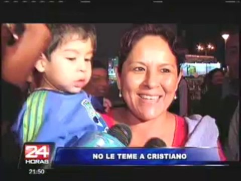 Bloque Deportivo: Paolo Guerrero celebró Navidad con los niños de Universitario (2/3)