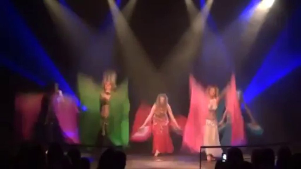 Le passage du  Cabaret des Bellydanseuses  à la puce à l'oreille