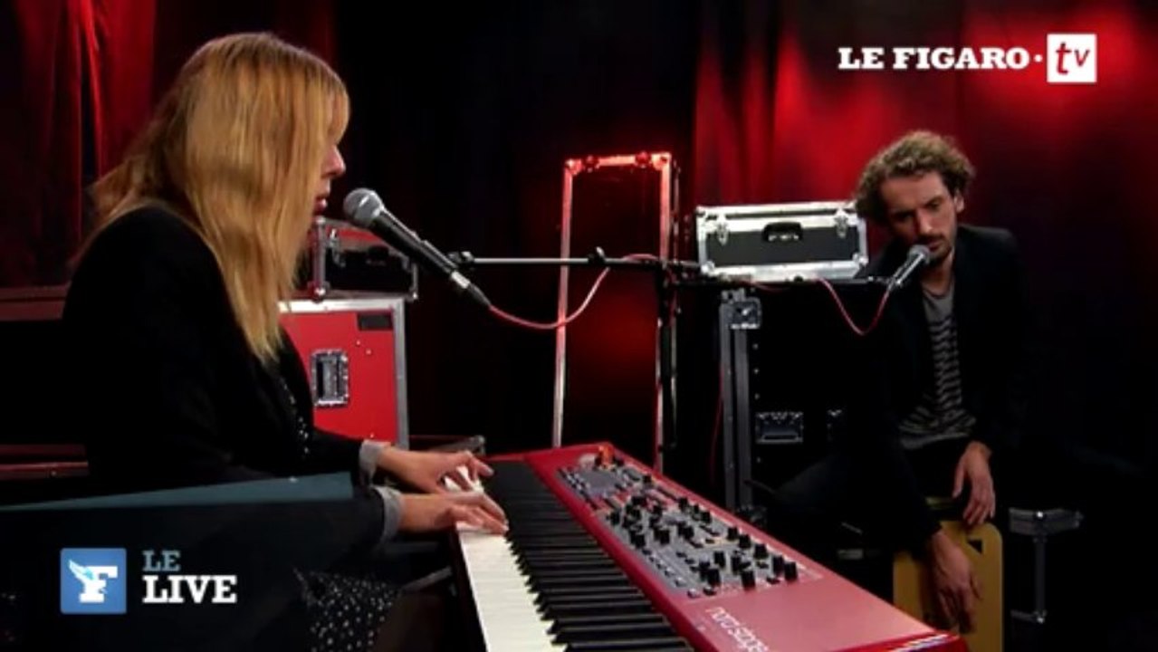 "Cats On Trees" chante "Sirens Call" en live