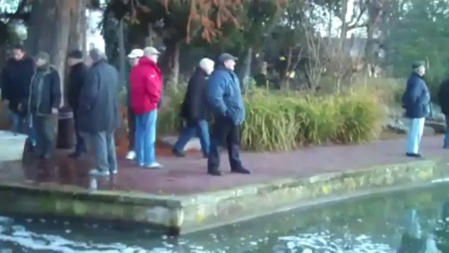 Empoissonnement lac d'Enghien les bains 20 décembre 2013