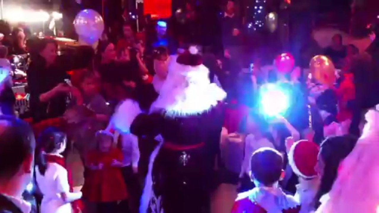 djufuktan bıllıyoner  club da  yeni  yıl  şarkısı  okudu nuelbaba  oldu