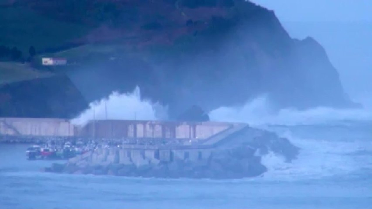Asturias temporal: OLAS chocando contra el puerto de Luanco