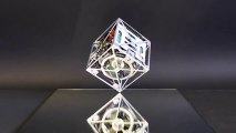 Un cube qui reste en équilibre sur ses angles - High tech!