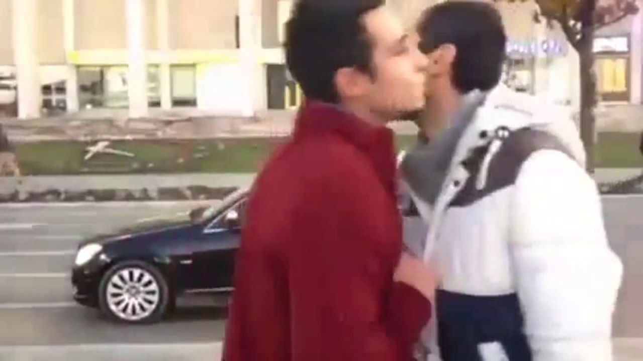Kızların ve Erkeklerin Selamlaşma Yöntemleri komik