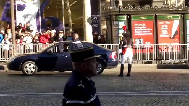 HOLLANDE DÉMISSION CHAMPS ÉLYSÉES ET CHUTE D_UN GARDE RÉPUBL