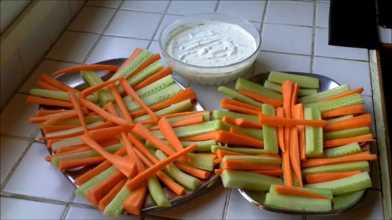 Palitos de pepino e cenoura com molho de cebolinha e queijo branco