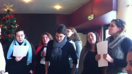 Les deux poings sur les côtés…