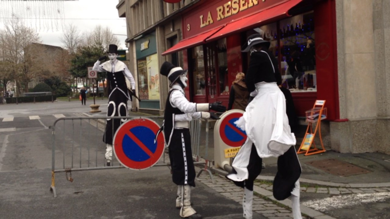 Déambulation de trois mimes