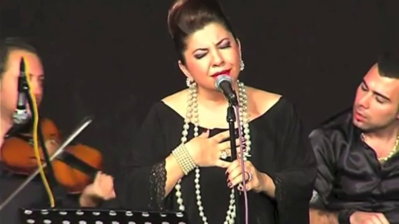 Aldattın beni seviyorum diye kalbimi yaktın