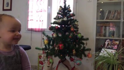 Maëlle décore le sapin