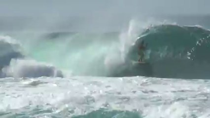 Banzai pipeline surfing