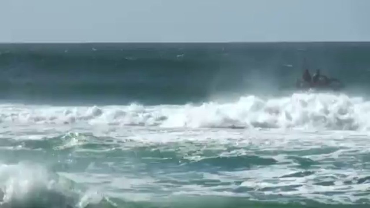 Banzai pipeline surfing 2009 North Shore Oahu world class surfing