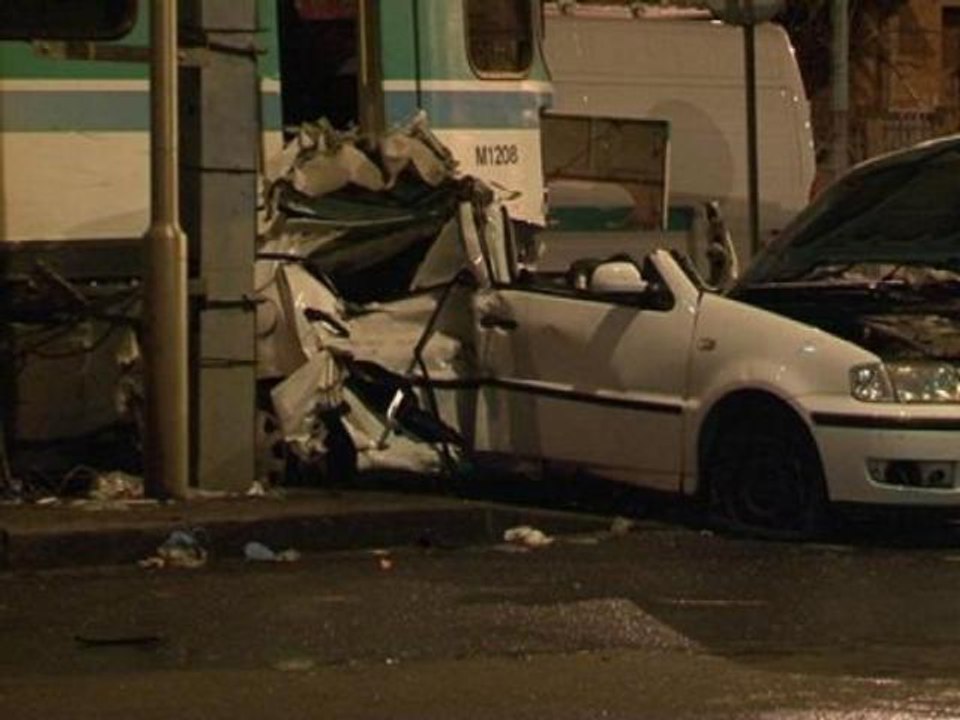 Collision entre un tram et une voiture à Saint-Denis: 4 blessés graves - 22/12