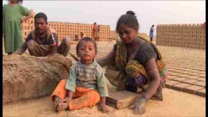 Mil ladrillos en Delhi: 15 horas de trabajo, 6.5 dólares por familia.