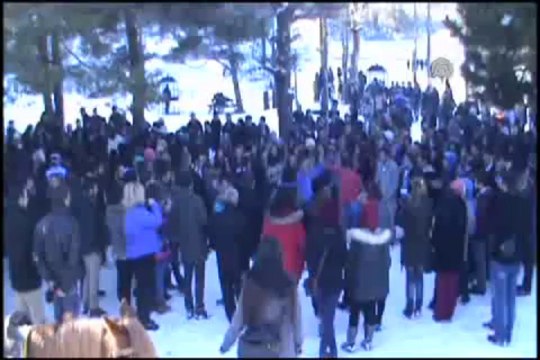 Buz tutan gölün üzerinde horon oynadılar