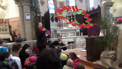 Célébration du Noël des enfants à l'église