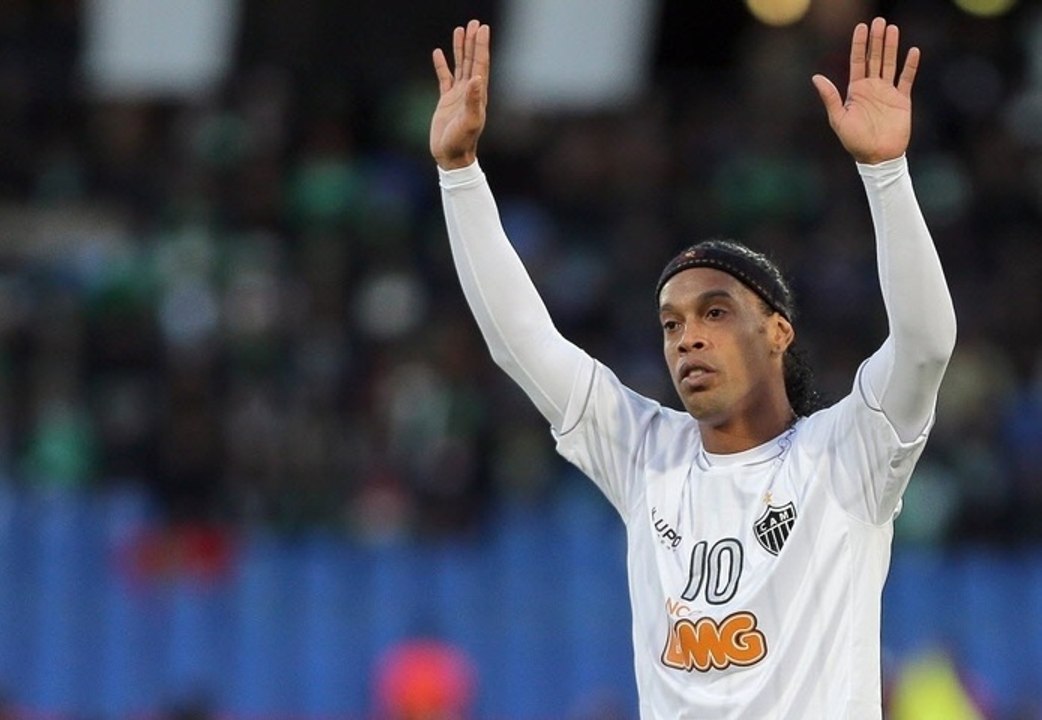 La nouvelle merveille de Ronaldinho sur coup franc !
