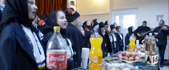 "Cununiţa" şi "Mugurelul" colindă oficialităţile din comuna Luna