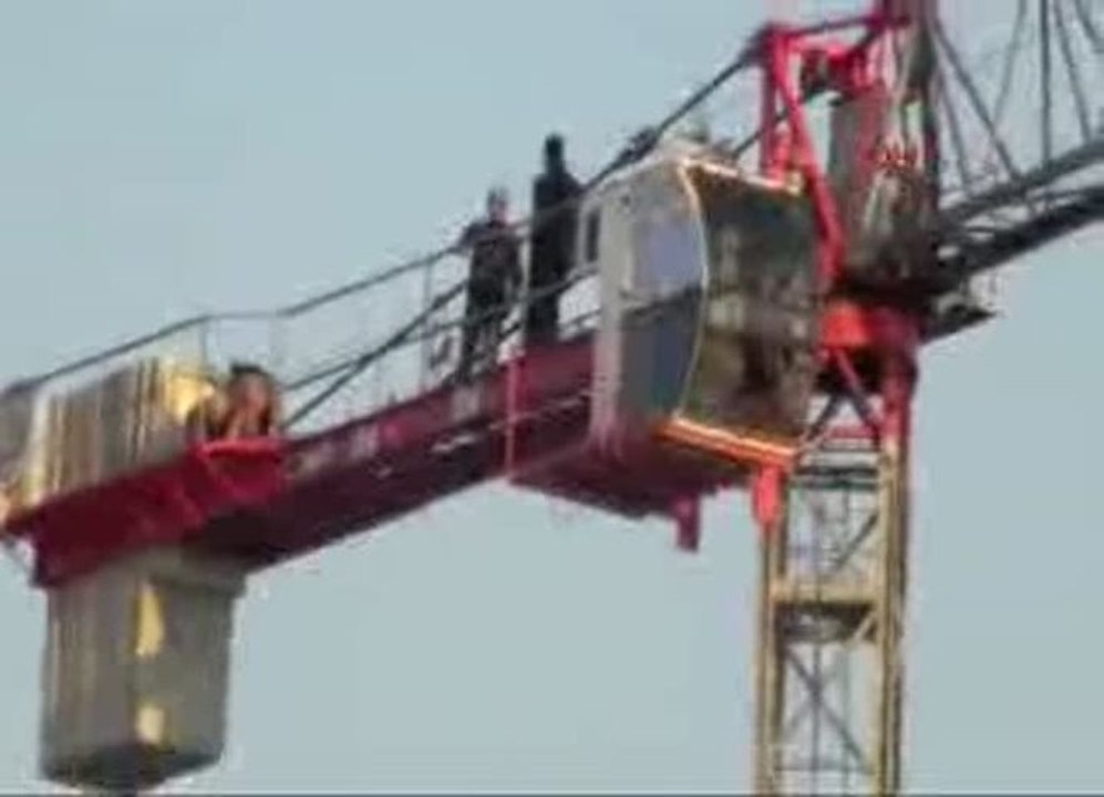 Taşeron işçi son dakika haberleri! Ödemiş'te Bir İnşaattaki 3 İşçinin Eylemi, Mutlu Sonla Bitti 22 Aralık 2013