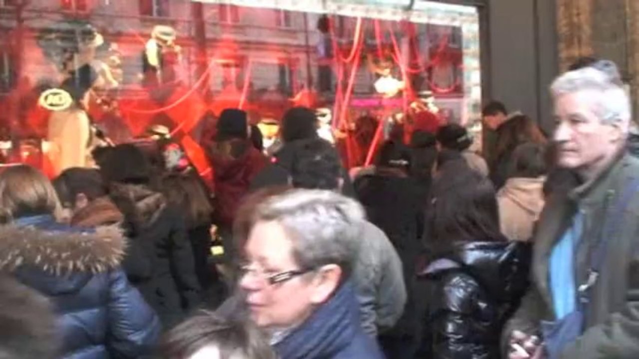La foule aux abords des grands magasins PARIS Noel 2013