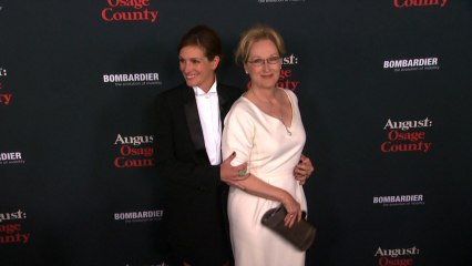 Julia Roberts Shows Her Sexy Legs in A Tuxedo At Premiere