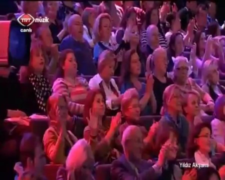 Muazzez ERSOY - TADI YOK SENSİZ GEÇEN NE BAHARIN NE YAZIN