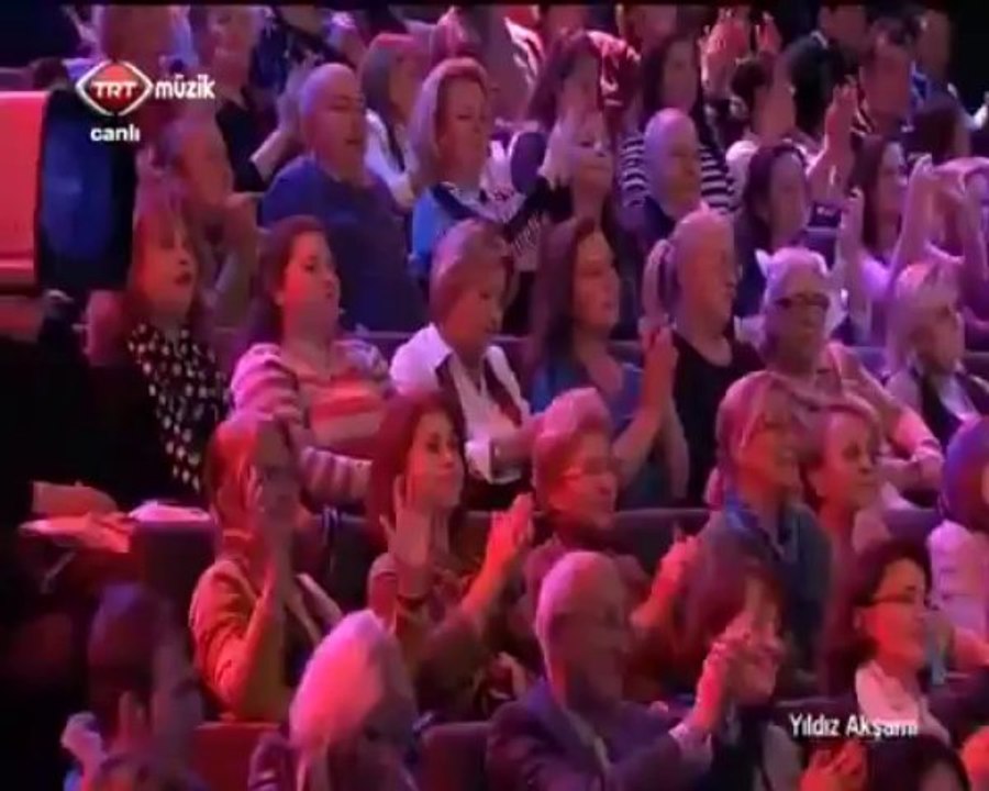 Muazzez   ERSOY   -   TADI YOK SENSİZ GEÇEN NE BAHARIN NE YAZIN