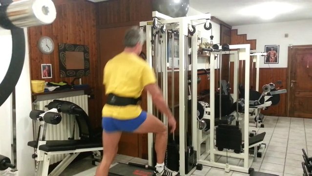 ALLENAMENTO DEI GLUTEI E FEMORALI CON GLI STACCHI AI CAVI DI ROBERTO EUSEBIO
